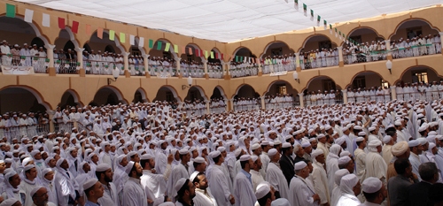 العباءة والقبعة البيضاء، لباس تقليدي يفرض نفسه غرداية - الجزائر